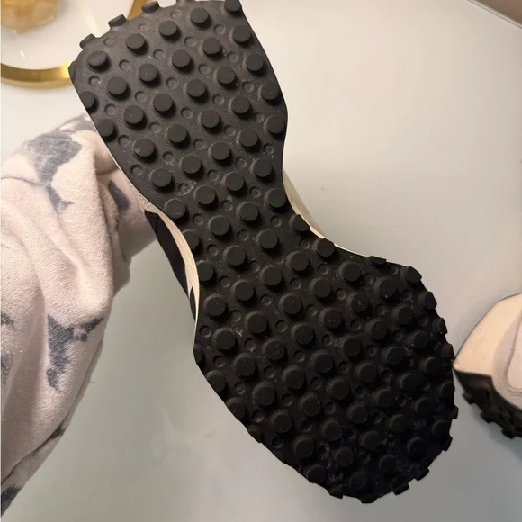 New Balance 327 White and Black Sneakers - Picture 4 of 6